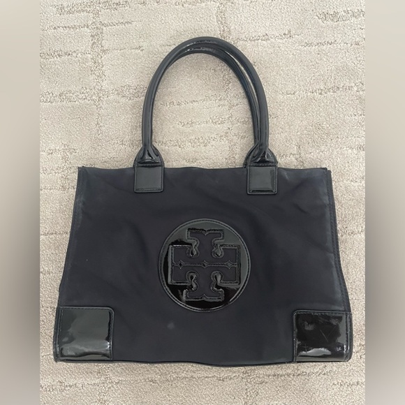 TORY BURCH ELLA TOTE
•BLACK LOGO
•SHOULDER PURSE
•NYLON PATENT TRIM - Picture 11 of 12